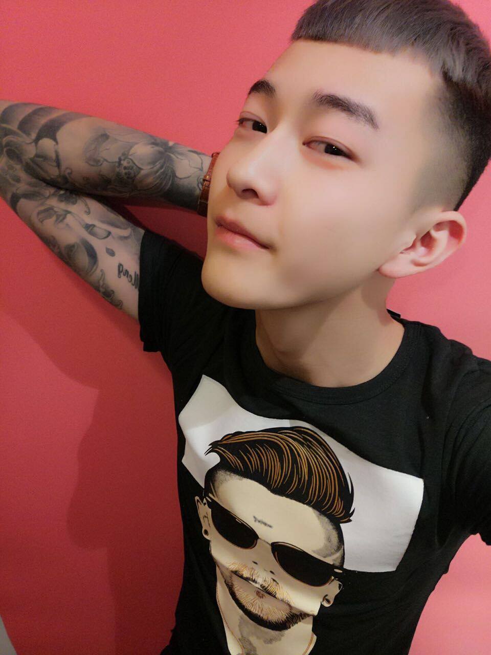 男士短袖t恤韩版修身纯色半截袖社会小伙潮流紧身半袖上衣服精神