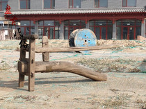 Nostalgic old-fashioned hand-pressed noodle machine Hele noodle machine wooden artificial noodle machine Folk display collection of old objects