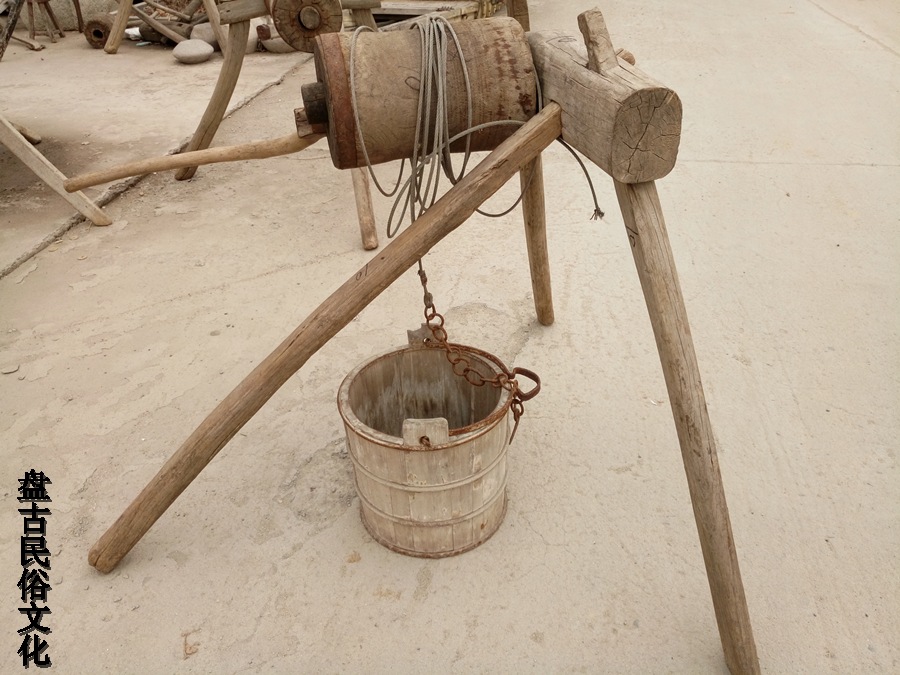 民俗老物件 老辘轳 老提水灌溉机 农家院装修 老农具 井口辘轳