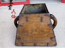 Simple and nostalgic old objects Old grain bucket Old rice bucket Ancient measuring utensils Film and television props