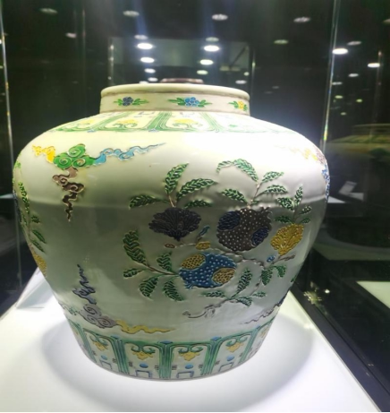 明代素三彩刻三多纹罐