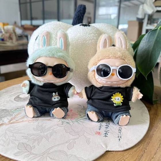 First and second generation Labubu dolls universal LABUBU sitting in a party with black shirt and glasses suit cool doll clothes
First and second generation Labubu dolls universal LABUBU sitting in a party with black shirt and glasses suit cool doll clothes
