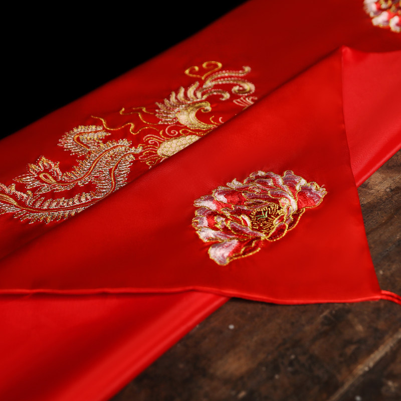 sophie abixiu's headdress is covered with a phoenix crown and a sunset cap. the wedding cap is embroidered with tassel. chinese style red cap girl