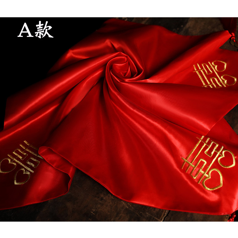 sophie abixiu's headdress is covered with a phoenix crown and a sunset cap. the wedding cap is embroidered with tassel. chinese style red cap girl