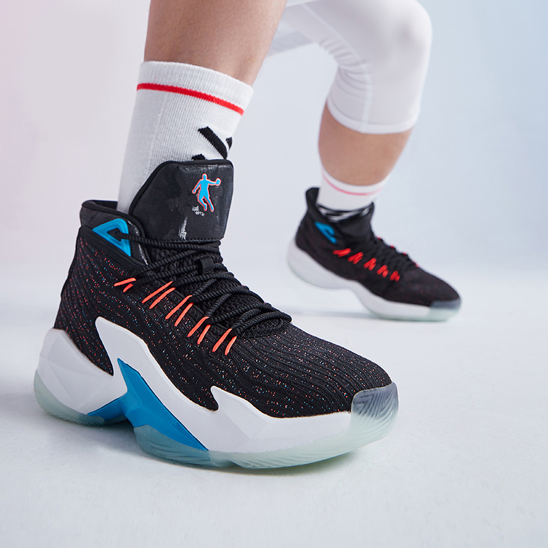 乔丹高帮水晶底篮球鞋赛场秀出风采