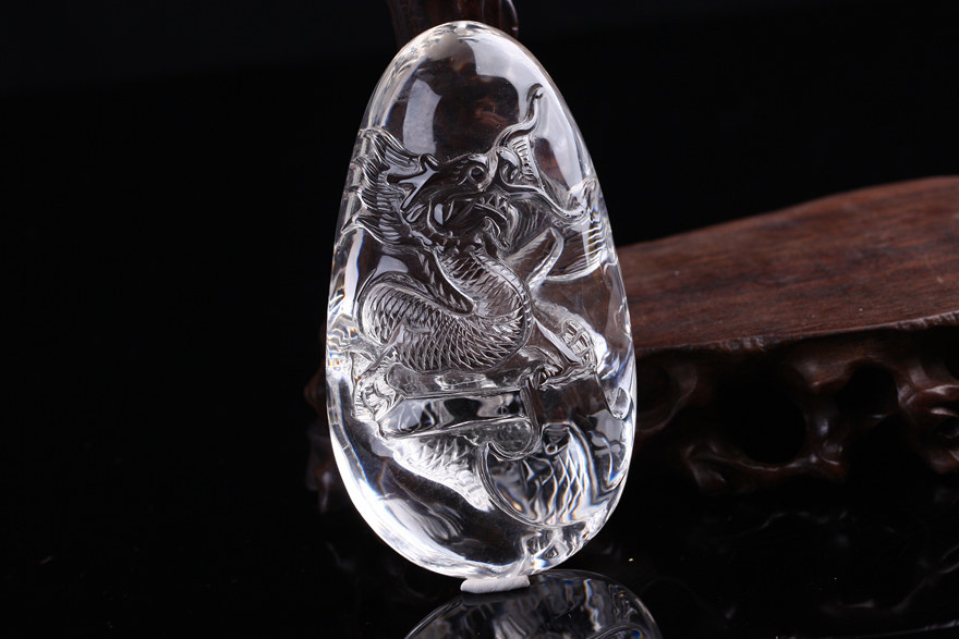 天然全净白水晶雕刻龙把玩重260.12克 生意兴隆