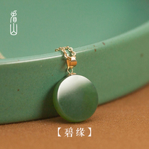 Look at the mountains) Bedge) and Tian Beyyu Stone Pendant Women K Golden Yang Green Emerald With Nothing To Do With Ancient Country Wind Lock Bone Necklace