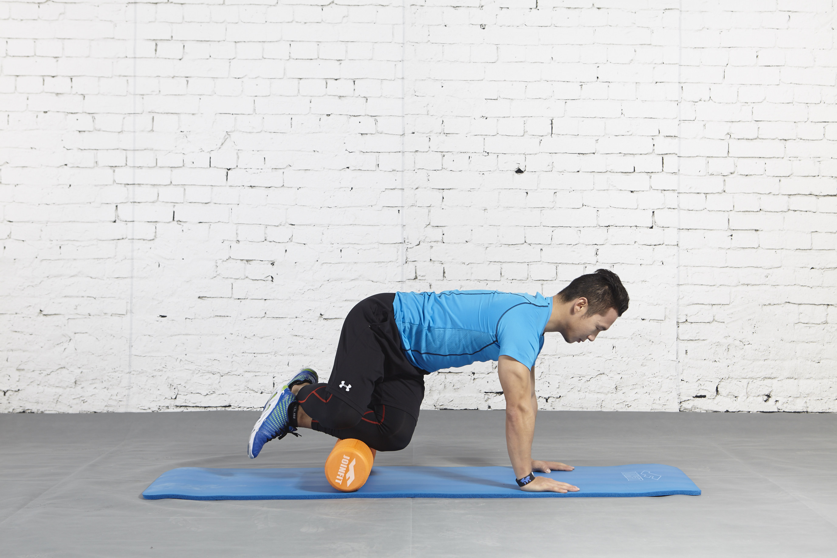 放松这些肌肉 小腿前侧肌肉放松 然后我们加强一下我们薄弱的肌肉训练