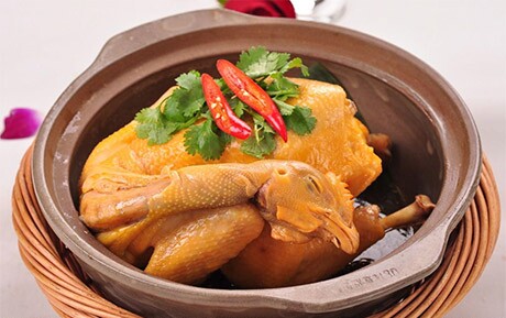 【做法】把红枣去核,鸡洗干净.鸡切成块状,大火煸炒.