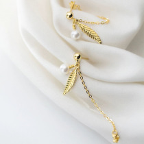 Exquisite design sense golden feathers small fresh pearl sterling silver earrings female forest leaf earrings simple and wild