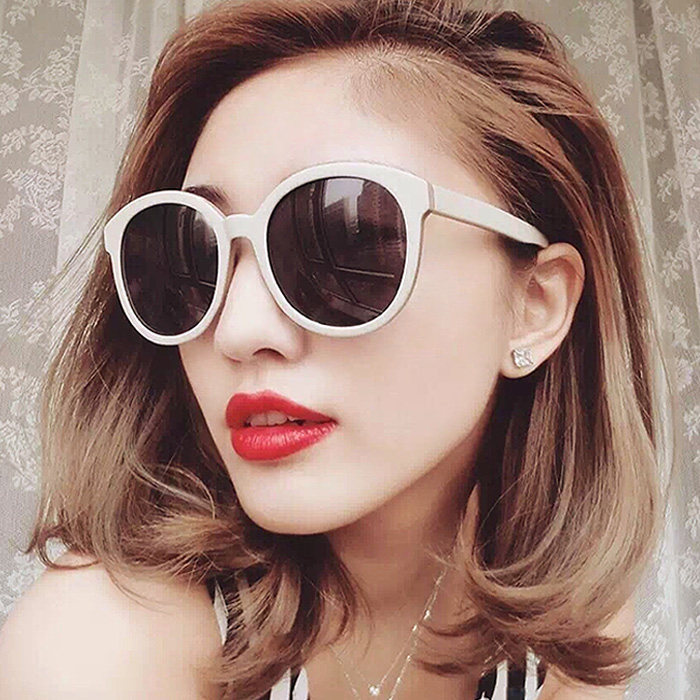 去购买 彩色透明镜框,打破常规墨镜款式,修饰脸颊,出街戴保证回头率