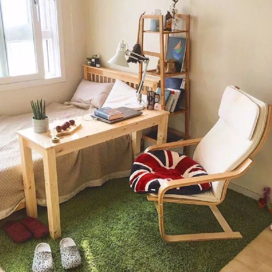 床区隔成一个"卧室",外部空间沙发,茶几样样不落,小房一间却五脏俱全