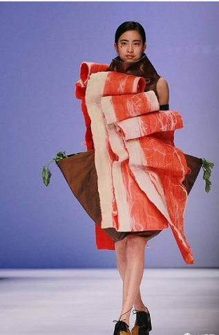 其实服装设计元素里融入动物也很正常,但是用不好就很奇怪了.