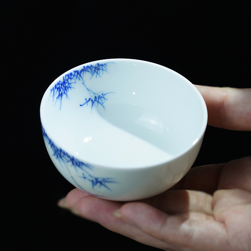 Hand - made kung fu tea cups of blue and white porcelain of jingdezhen ceramic checking bamboo large single CPU master cup sample tea cup