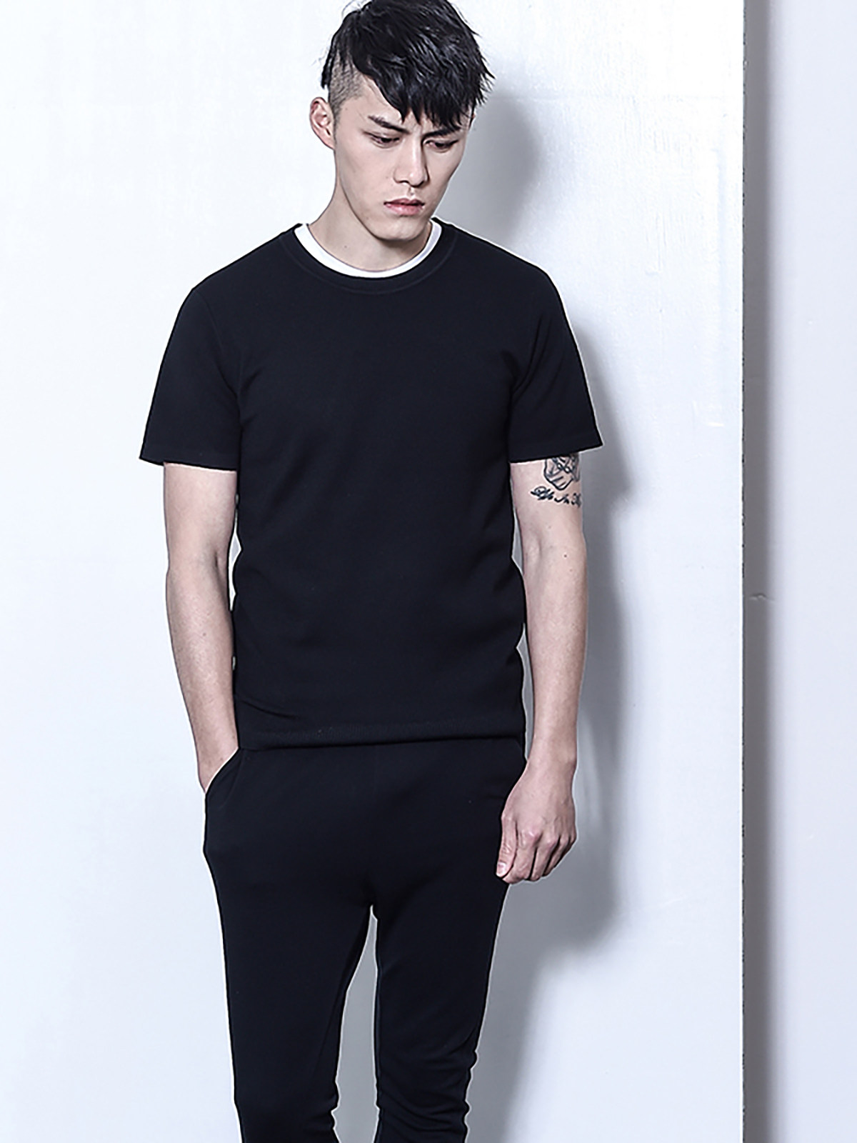 针织款男士基础t恤,棉质纱线,上身柔软舒适,透气性很赞.