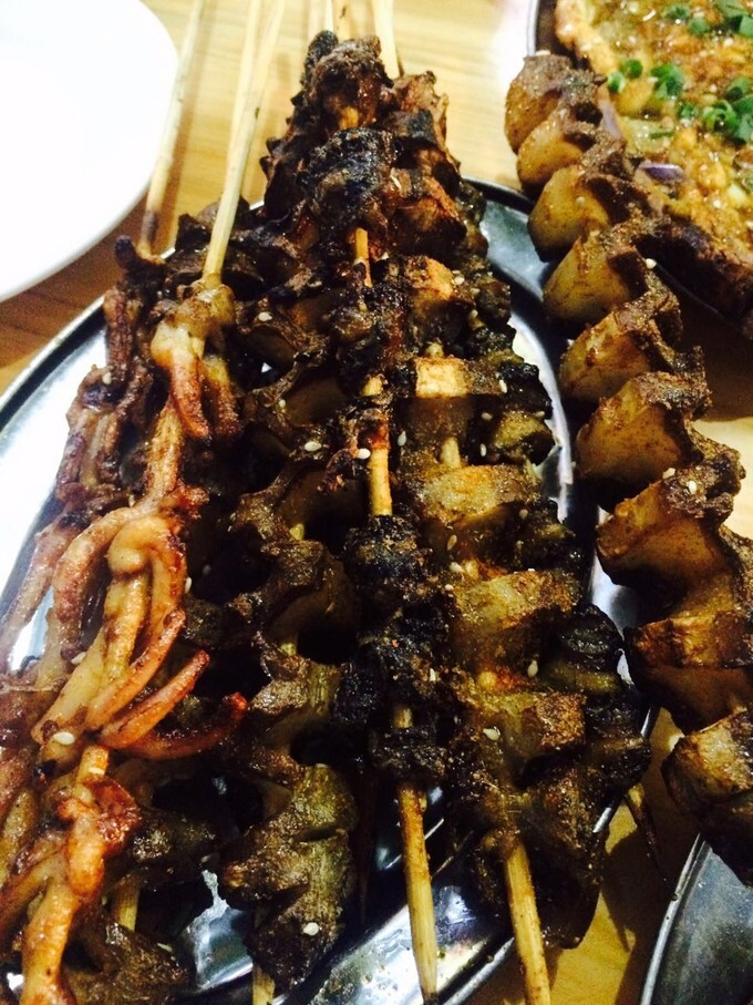 解冻的即食海参,环切(如图所示),然后用竹签串起来,放在炭火炉上烧烤