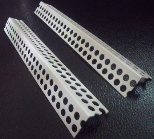 护角条安装在柱和墙角上时,一般将护角条的锚脚用钉子钉子基底上