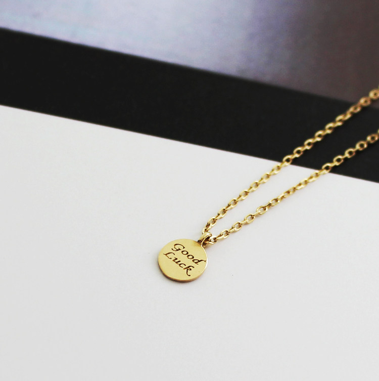 蓝莓家 韩国纯14k黄金项链女 迷你goodluck好运福牌吊坠锁骨链