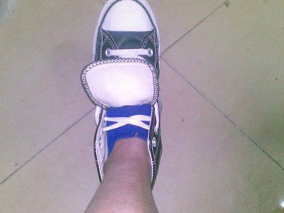 鞋子前面的鞋舌头一直歪,这样就能搞定