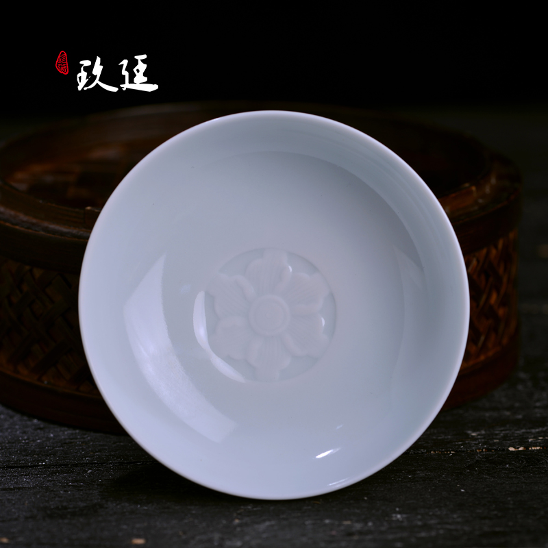 Jingdezhen hand - made ceramic kung fu tea cup under the glaze colorful pu - erh tea cup inside carving wide expressions using single CPU