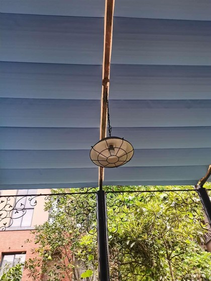 Sunroom Sunshade 지붕 커튼 태양 보호 열 단열성 전기 접이식 햇빛 채광창 유리 방 천장 벌집 커튼 Sunroom Sunshade 지붕 커튼 태양 보호 열 단열성 전기 접이식 햇빛 채광창 유리 방 천장 벌집 커튼