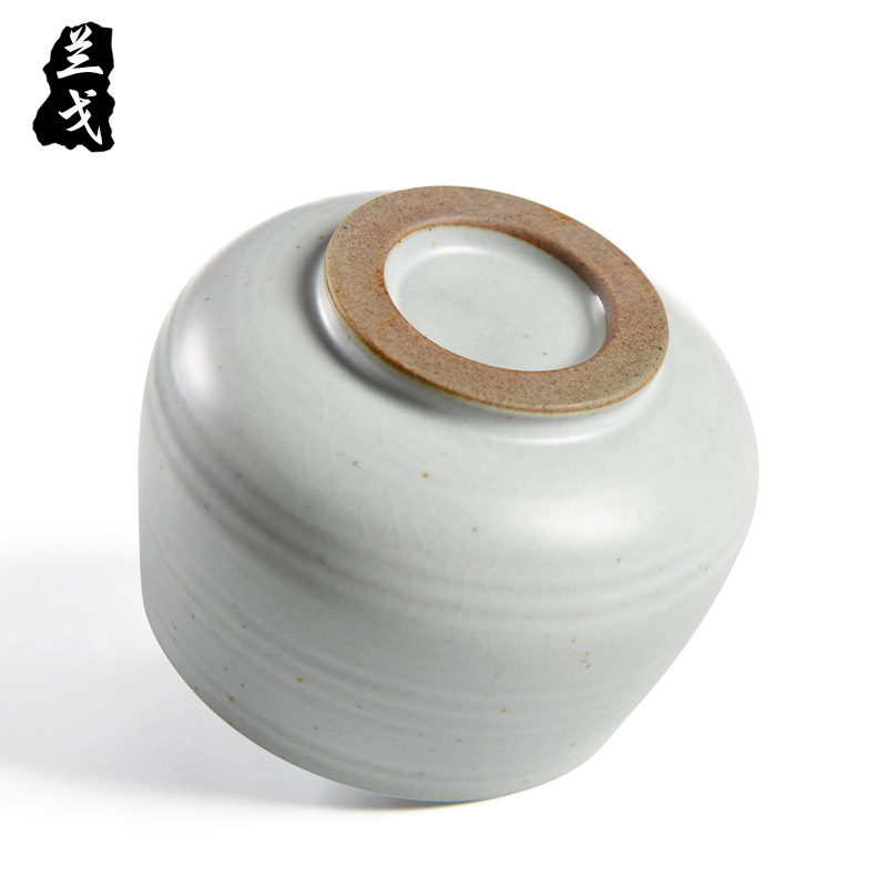 Having archaize coarse pottery bowl tea to wash to the Japanese built dry tea cups to wash in hot water ceramic water jar with parts