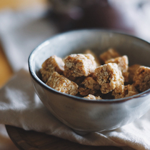 Wedding banquet full of fragrant crisp peanut crisp