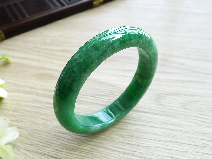 天然翡翠a货-老坑冰糯种满绿厚装宽边手镯69.59g