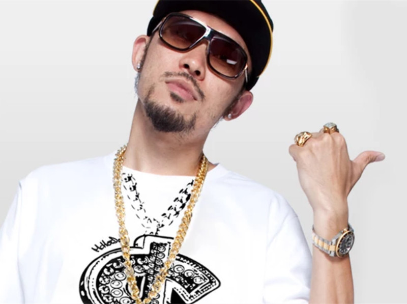 如果够土豪的也可以大金链子,金戒指买起来,然后让男票摆出一个全世界