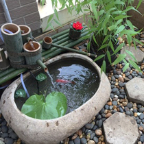 Pebble fish tank natural stone trough flowing water ornaments Japanese stone bowl stone basin courtyard balcony water scene shock deer bamboo