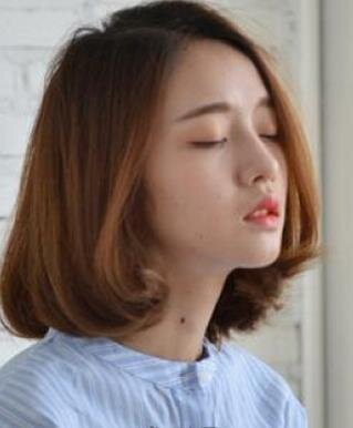 一款棕色的内卷短发发型,简单时尚,与气质的偏分刘海搭配,修出完美的