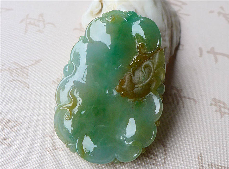 冰糯种黄加绿a货翡翠荷叶鱼吊坠 27.97克