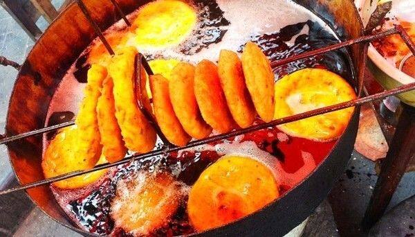 紫阳油糍  面粉,黄豆粉,紫阳豆腐搅拌和匀油炸而成,吃时浇上淀粉醋蒜