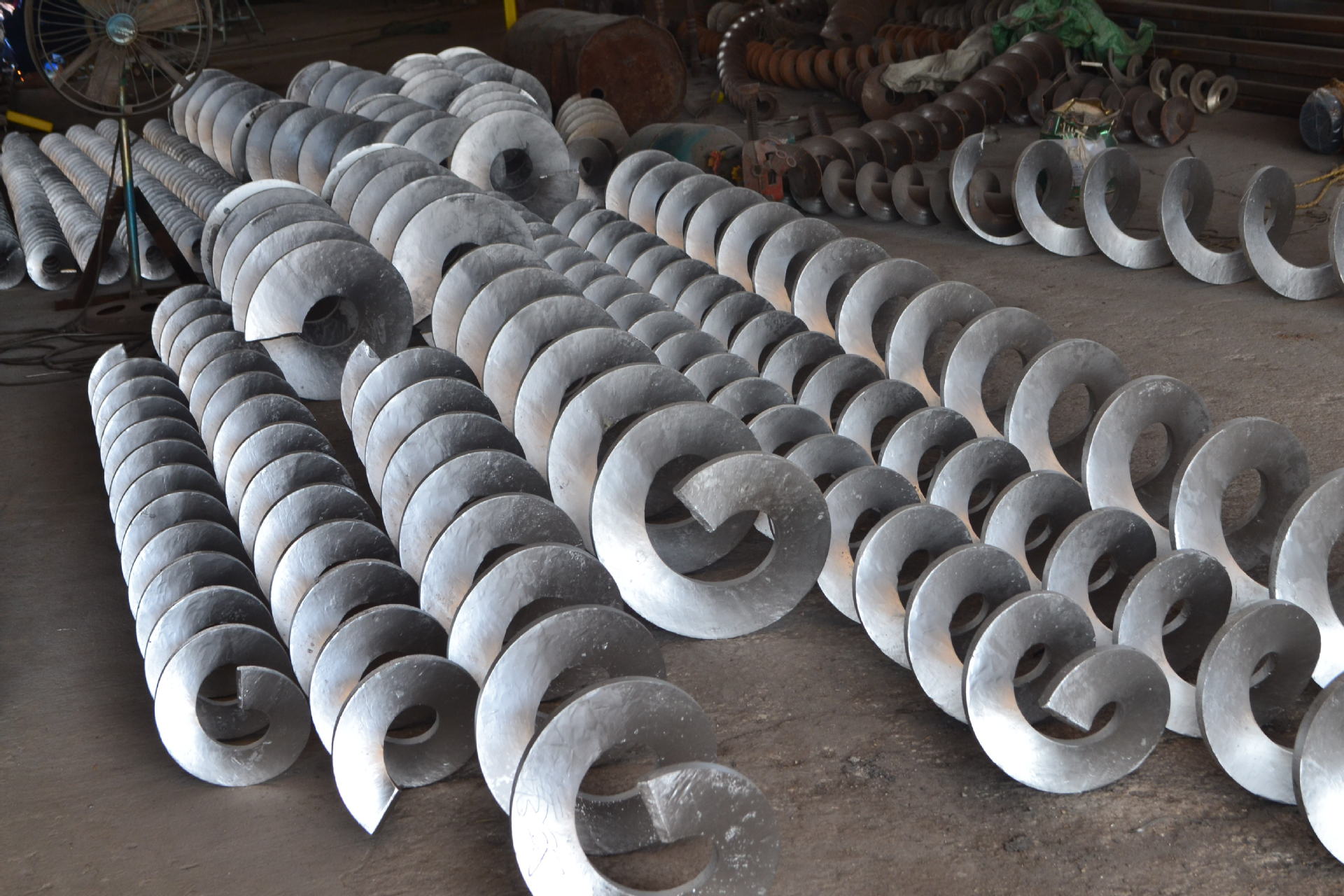 厂家直销螺旋叶片输送机配件绞龙左旋右旋连续冷轧碳钢提升上料