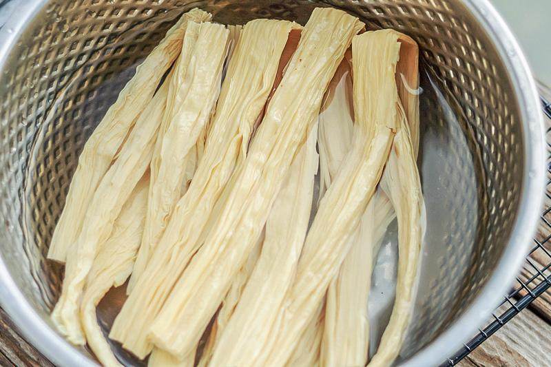 泡腐竹,学会这两个窍门,腐竹又嫩又滑!