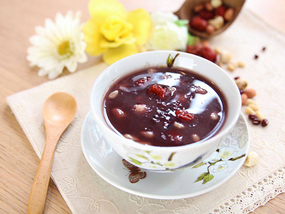 做成糯米阿胶粥:先用糯米煮粥,待粥将熟时,放入搅碎的阿胶,边煮边搅匀