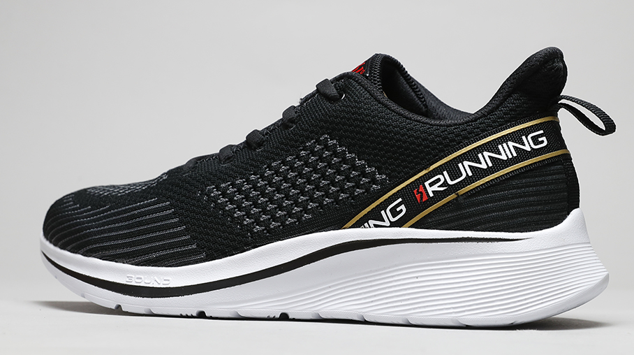 彩条腰线带来灵动视感,鞋身印有running