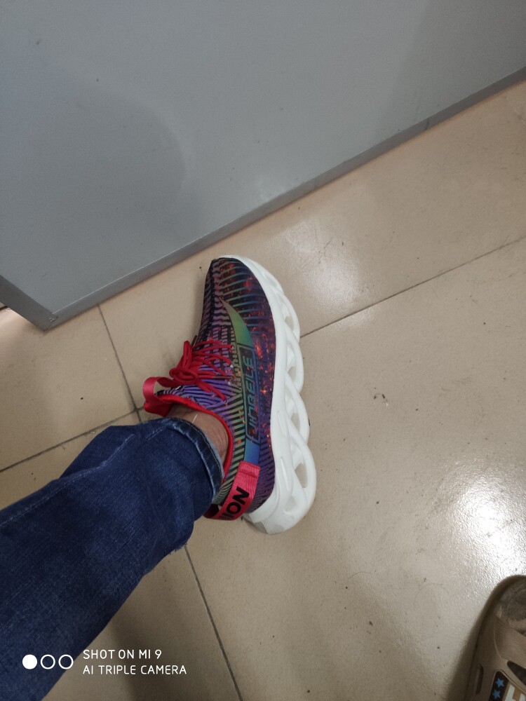 超轻炫酷变色跑步鞋男好不好用，入手后7天来评价_搜券