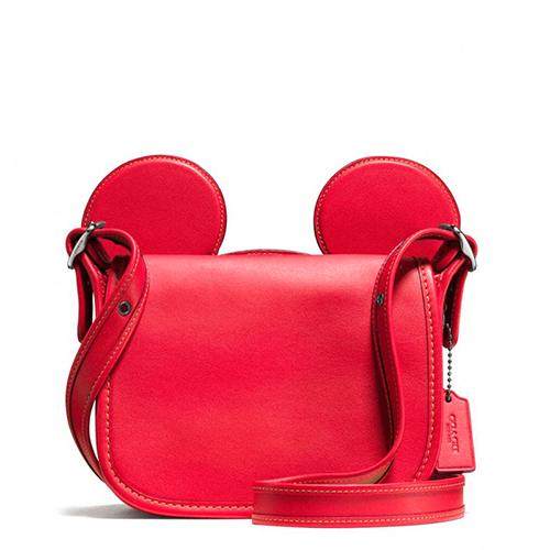 源自美国的经典全球品牌,在coach皮具及成衣系列中融入mickey mouse