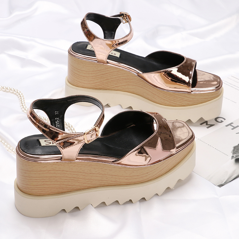 松糕凉鞋女夏2017新款中空一字扣休闲坡跟方头厚底星星松糕底凉鞋_5折