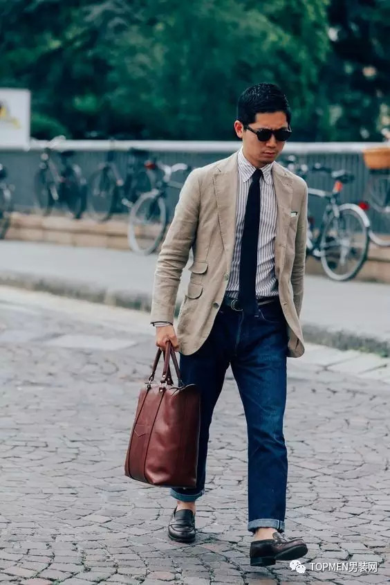 卡其西装 直筒卷边牛仔裤 深棕乐福鞋 还能穿出点儿阿美咔叽的味道.