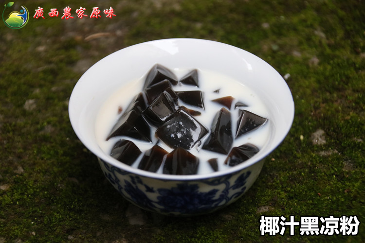 黑凉粉原料不含糖的哦, 可根据自己的口味加入椰汁,牛奶, 红糖,蜂蜜