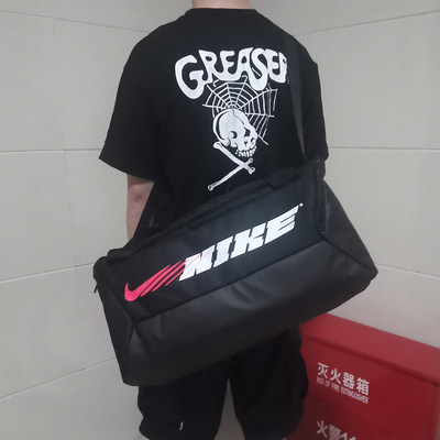 Nike Crossbody Bag Training Gym Bag ຖົງກິລາຜູ້ຊາຍແລະແມ່ຍິງ Shoulder Bucket Bag Handbag BA5957CK0939