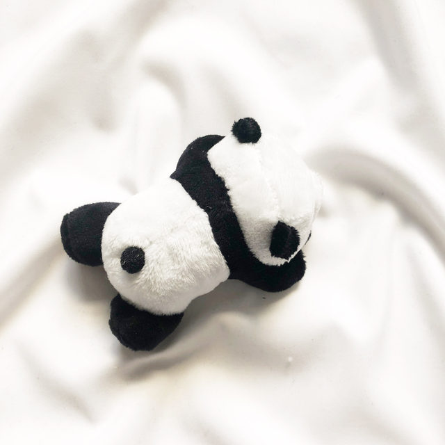 ກາຕູນ INS ນອນຢູ່ໃນຮ່າງກາຍຂອງເຈົ້າງາມຍີ່ປຸ່ນ panda brooch pin ຍິງ brooch ຕ້ານການຊູນຖົງ pendant