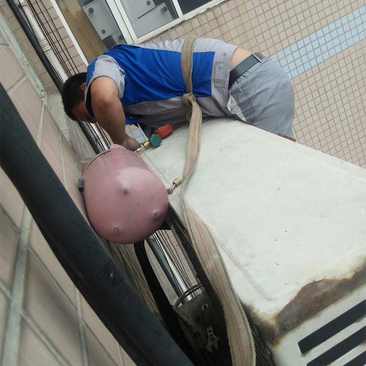 空调维修加氟师傅上门服务家电理中央空调清洗热水器燃气灶维修