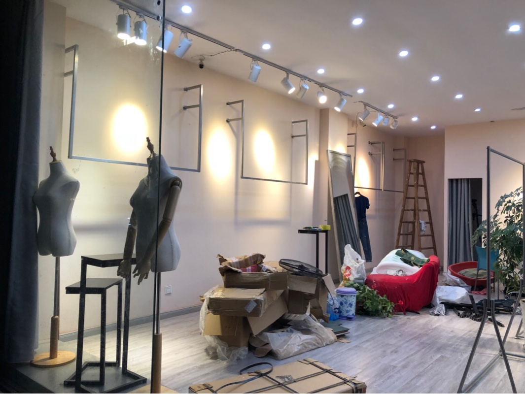 金色服装架上墙壁挂式服装店展示架简约吊顶悬挂衣架