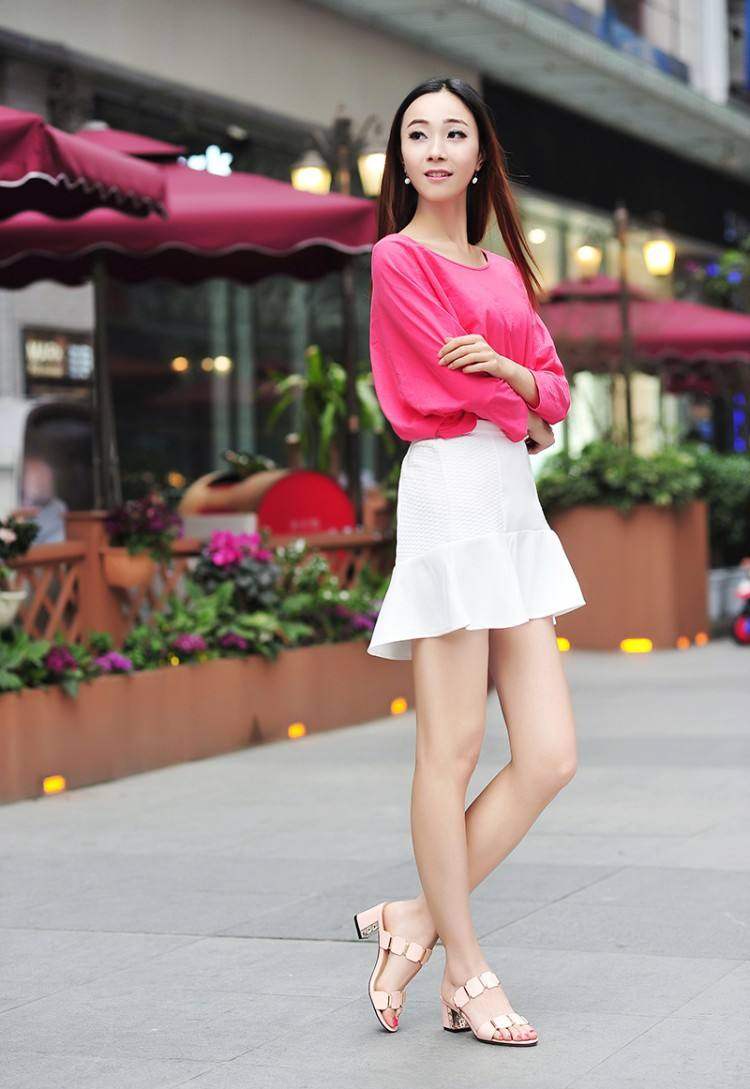 穿不了细跟的美女们,一双粗跟一字带凉鞋就是你们的救星哦~   最舒适