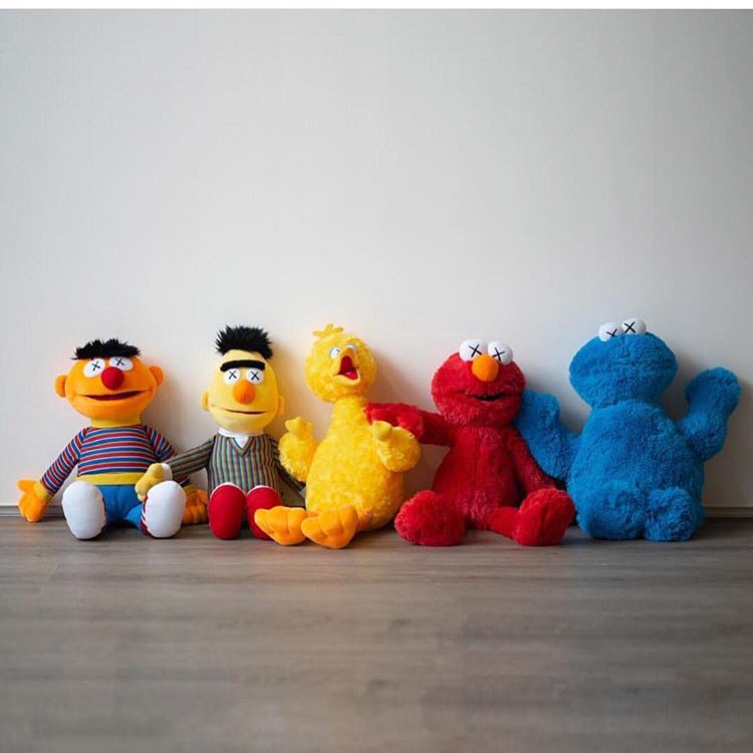 优衣库 kaws 芝麻街联名玩偶
