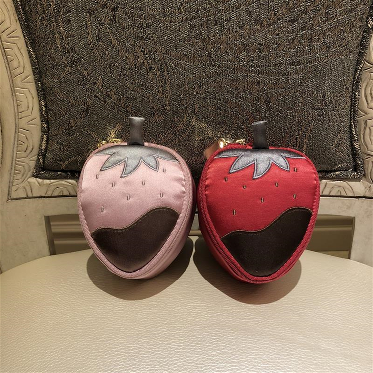 Liu Yifei with the big strawberry three-dimensional jewelry box embroidery jewelry storage bag travel portable small fabric jewelry box