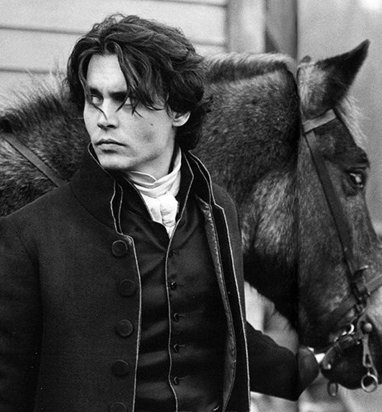 年轻时的德普就已经是长发的追随者,那时的长发和后来的长发气质不同